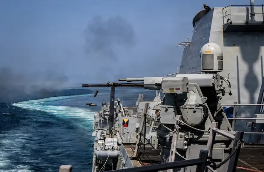 المدمرة الأمريكية ”فرانك بيترسن” تتدرب على إطلاق النار بالذخيرة الحية في بحر العرب