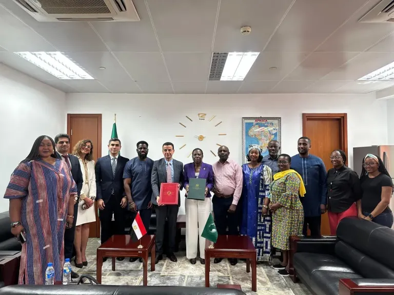 جانب من التوقيع 