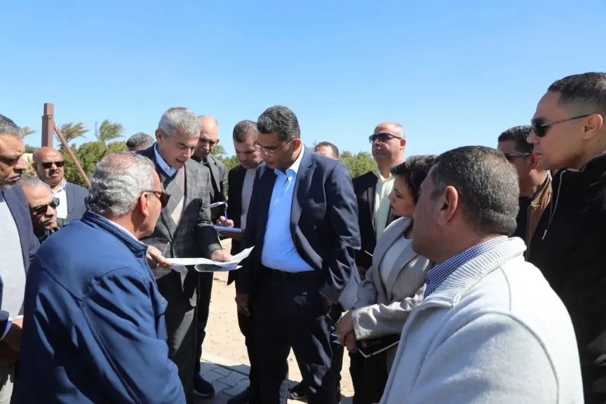 محافظ البحر الأحمر يتفقد موقع محطة تحلية سفاجا ويوجه بمراعاة التوسعات وإنشاء خزانات تكديس