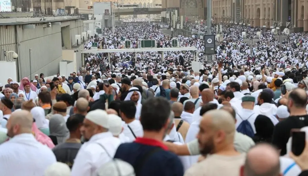 أرقام قياسية لخدمات ضيوف الرحمن.. 15 ألف متر مكعب من زمزم وأكثر من 586 ألف مستفيد من خدمات الإرشاد متعددة اللغات