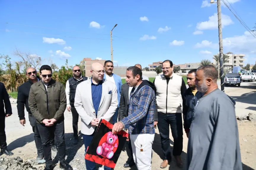 محافظ الفيوم يوجه بإصلاح هبوط أرضي بميدان عبد المنعم رياض ورفع الإشغالات من الشوارع