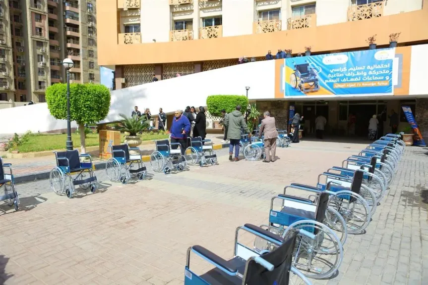 جمعية صناع الخير تسلم كراسي متحركة وأطراف صناعية لذوي الاحتياجات الخاصة بالجيزة