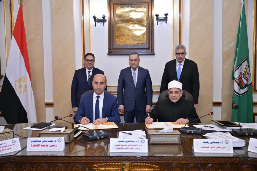 محافظ البحر الأحمر يعقد اجتماعًا موسعًا لتنسيق الجهود بين الجهات التنفيذية وتسريع توصيل المرافق للمواطنين