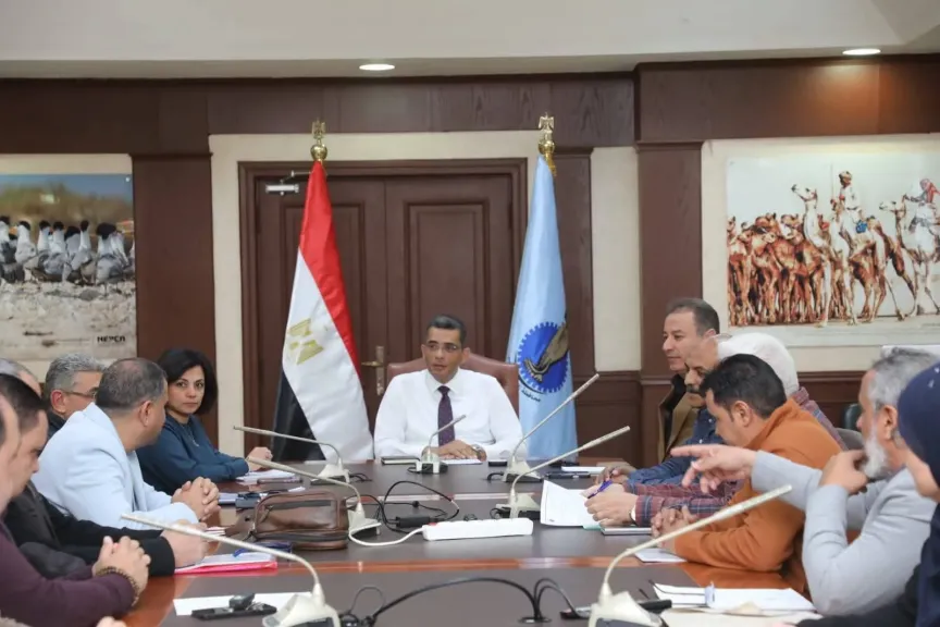 محافظ البحر الأحمر يعقد اجتماعًا موسعًا لتنسيق الجهود بين الجهات التنفيذية وتسريع توصيل المرافق للمواطنين
