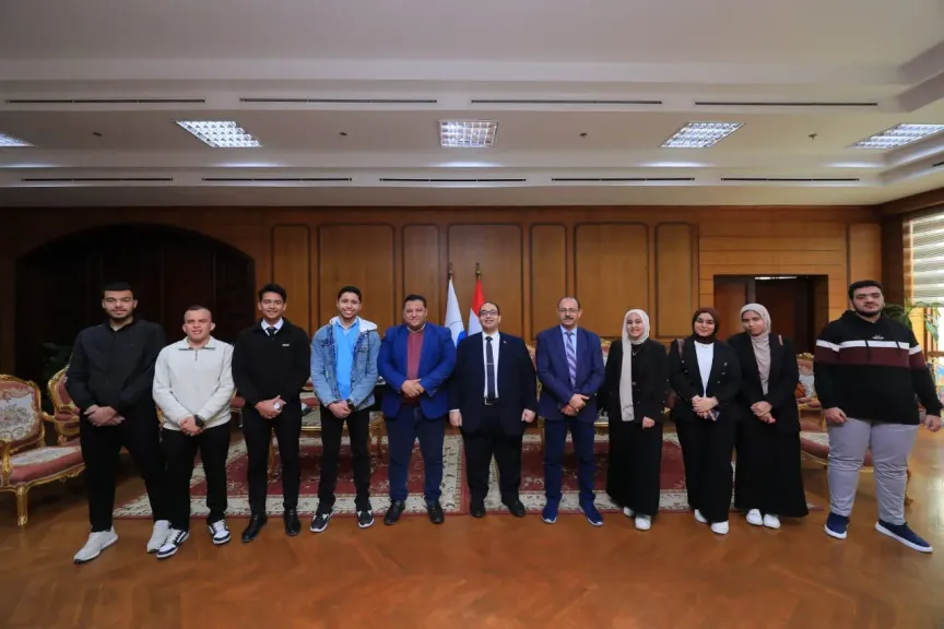 لفوزه بالمركز الأول في الملتقى البيئي الأول لتحالف إقليم الدلتا..رئيس جامعة كفر الشيخ يكرّم فريق كلية الذكاء الاصطناعي