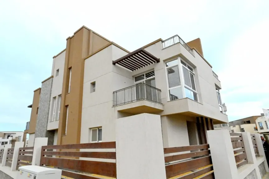 وزيرة الإسكان تتفقد المشروعات الجاري تنفيذها وأعمال التطوير بقرى مارينا