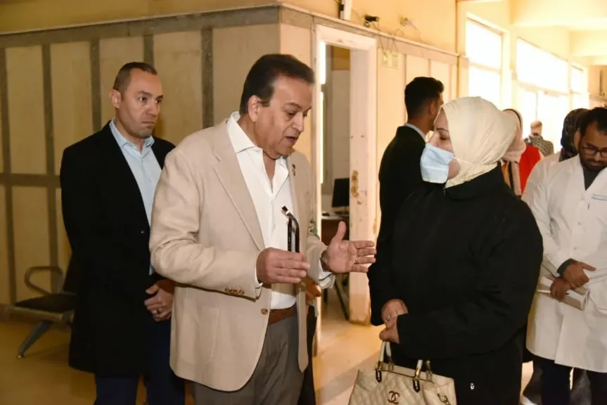 وزير الصحة يجري جولة ميدانية مفاجئة بمدينة بدر ويوجه بتقليل وقت انتظار المرضى في مركز طبي الحي الثالث