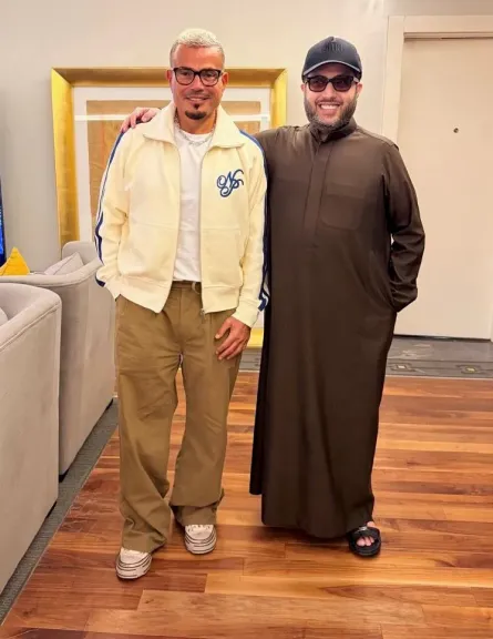 المستشار تركي آل الشيخ يزور عمرو دياب في منزله