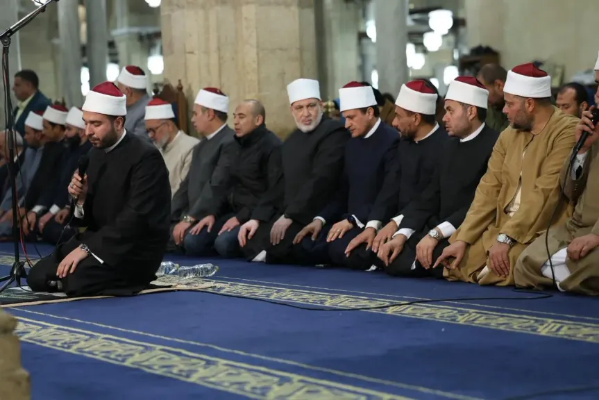 وسط أجواء من السكينة والطمأنينة.. آلاف المصلين يؤدون صلاتي العشاء والتراويح في الليلة الثانية عشرة من رمضان بالجامع الأزهر