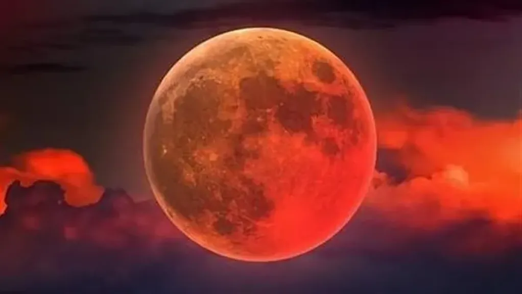 هل يُرى خسوف القمر في مصر وحقيقة تأثيره على العين؟