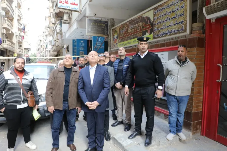 محافظ القاهرة يقود حملة مكبرة لإزالة 8 أدوار مخالفة بعقار الزيتون.. وإحالة المسؤولين للنيابة