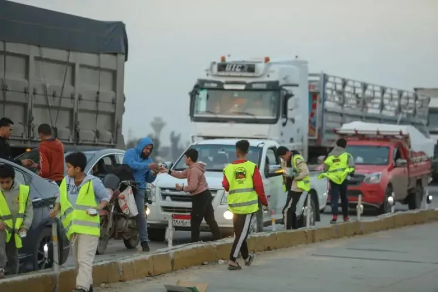 فيها حاجة حلوة.. جدعنة المصريين تتجلى في الطرق والشوارع لحظة الإفطار