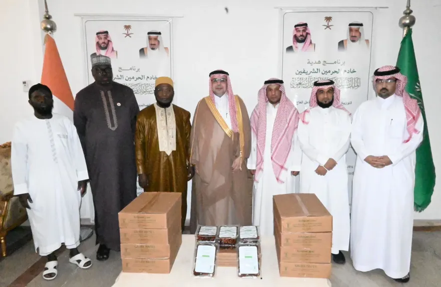 الشؤون الإسلامية السعودية تنفذ برنامجي خادم الحرمين الشريفين لتفطير الصائمين وتوزيع التمور في جمهورية ساحل العاج