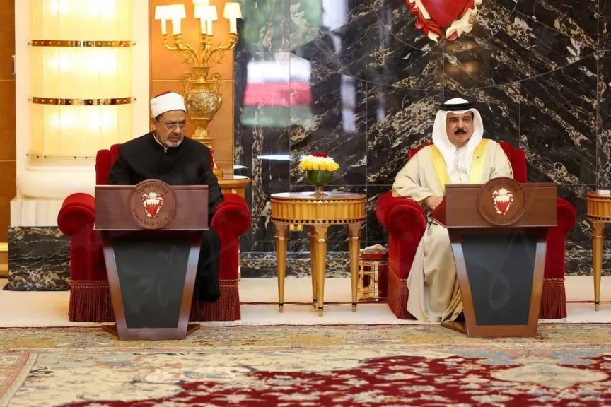 الإمام الأكبر يُجري اتصالًا هاتفيًّا مع جلالة ملك البحرين تأكيدًا لتضامن الأزهر مع المملكة وحكومتها وشعبها