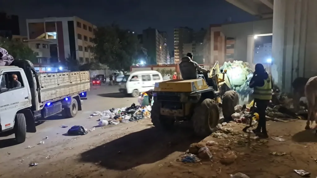 خلال جولة مسائية مفاجئة بفيصل.. محافظ الجيزة يبدي عدم رضاه بسبب القمامة والإشغالات