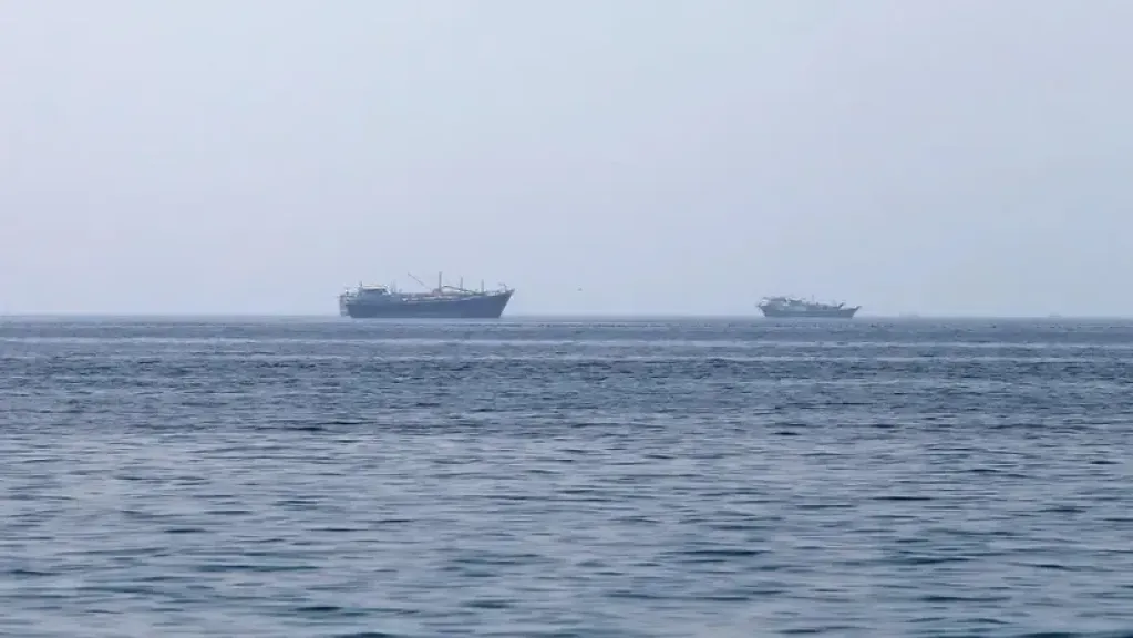 تفجير سفينة في مضيق هرمز وسط تهديدات إيرانية باستهداف أي ناقلة تعبر الممر الحيوي
