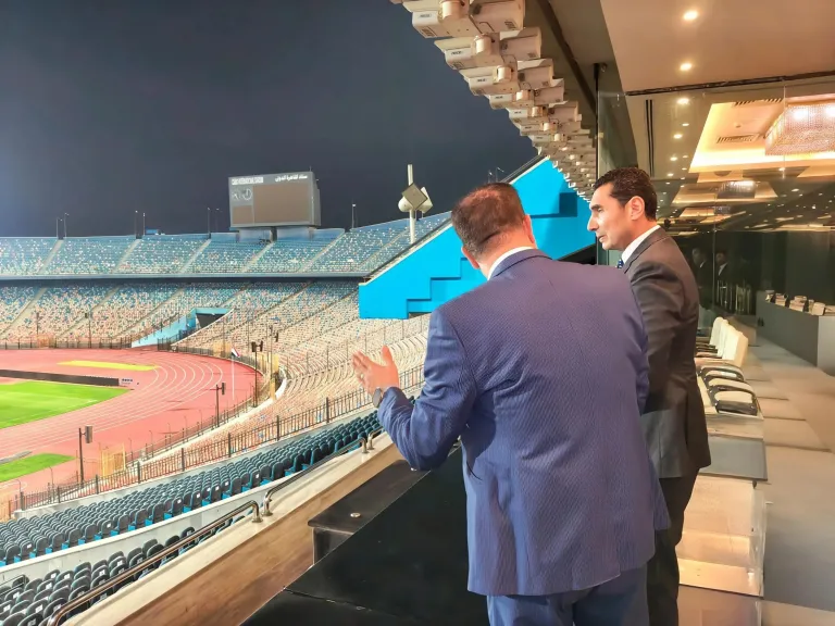 الوزير يتفقد الاستاد 