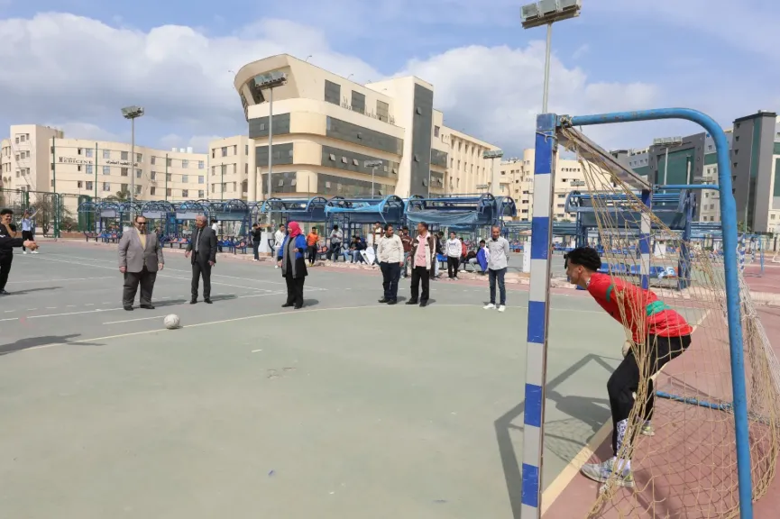 رئيس جامعة كفر الشيخ يشهد فعاليات مهرجان الأنشطة الطلابية الرمضانية بجامعة كفر الشيخ الأهلية