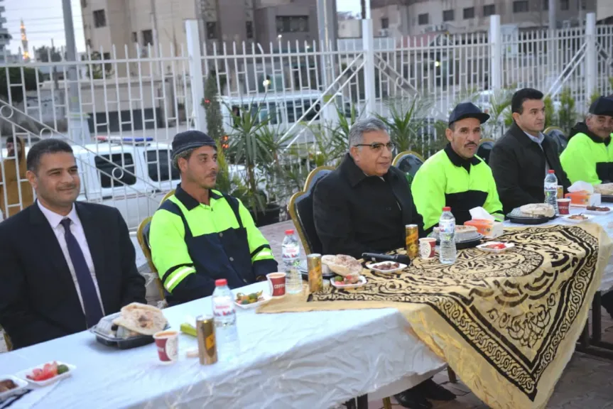 محافظ الدقهلية يشارك عمال النظافة حفل الإفطار السنوي بحديقة حي شرق تقديرًا لجهودهم