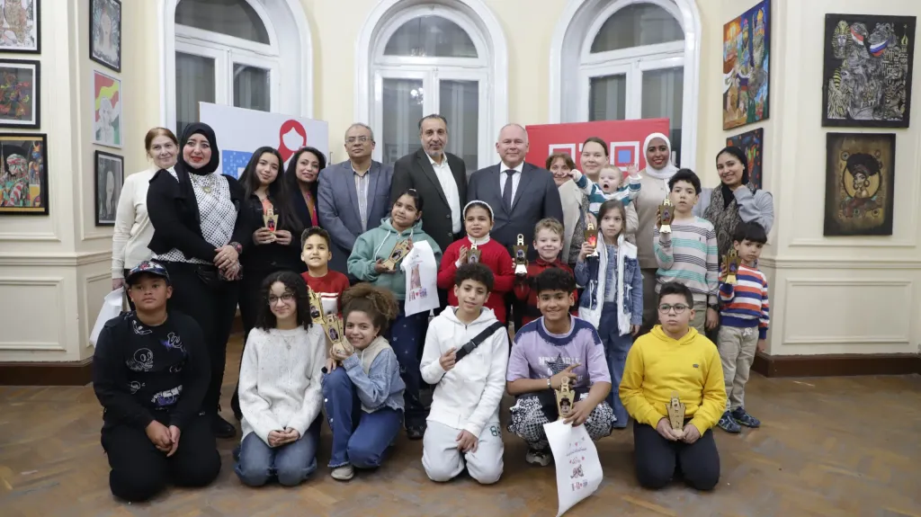 أطفال روسيا يصنعون فانوس رمضان