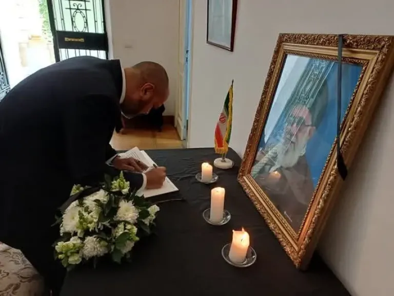 السفير الكوبي بمصر يوقع في سجل التعازي بسفارة إيران بالقاهرة