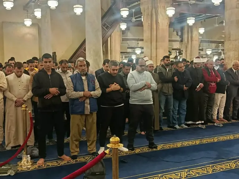 إقبال كثيف وأجواء روحانية في صلاة التراويح بمسجد الحسين في 14 رمضان