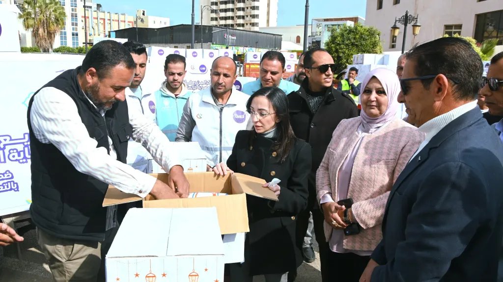 محافظ البحيرة تشهد اصطفاف الدفعة الثانية من قوافل المساعدات لتوزيع 3000 كرتونة مواد غذائية