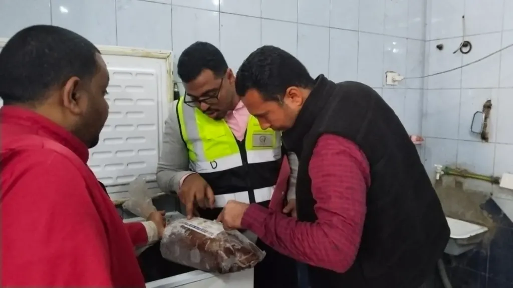 بسبب ضبط لحوم وأغذية فاسدة.. تحرير 37 محضرًا وغلق 5 منشآت وإنذارات بنجع حمادي ونقادة في قنا