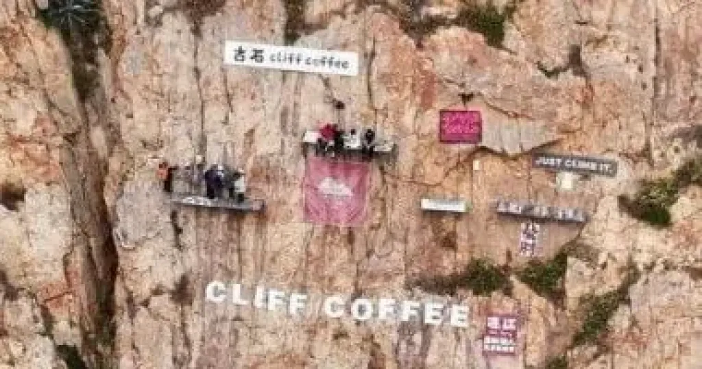 الأخطر فى العالم.. قصة مقهى صينى معلق على ارتفاع 60 مترا