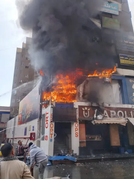 الحماية المدنية تسيطر على حريق اندلع فى محل ملابس بأسيوط