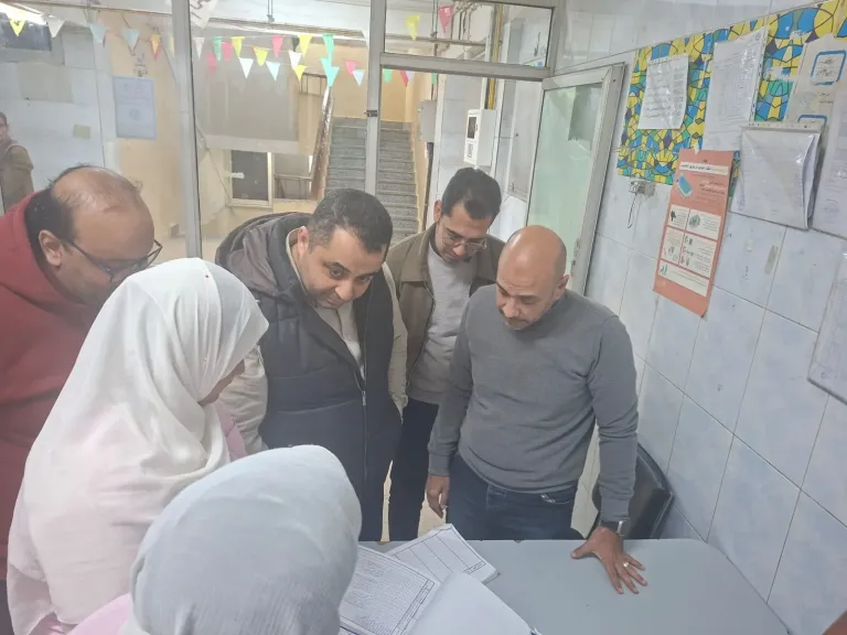 خلال جولة مفاجئة ليلاً.. إحالة طبيب للتحقيق بسبب تغيبه عن العمل بمستشفى حميات نجع حمادي