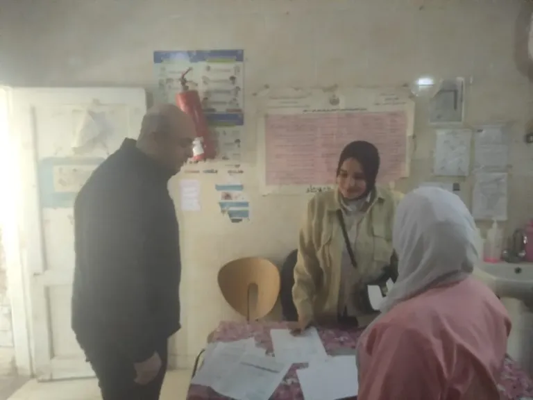 خلال جولة مفاجئة بقرية قصر رشوان.. محافظ الفيوم يُحيل ”رئيس القرية” و”السكرتير” للتحقيق