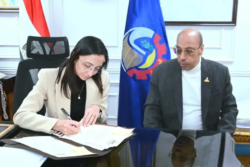 برلمانى يطالب بحل أزمة تكدس المواطنين على كوبرى السكة الحديد فى إيتاى البارود