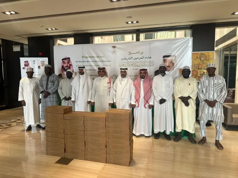 جسور الخير تمتد لبوركينا فاسو.. وزارة الشؤون الإسلامية السعودية تنفذ برنامج خادم الحرمين لتوزيع التمور