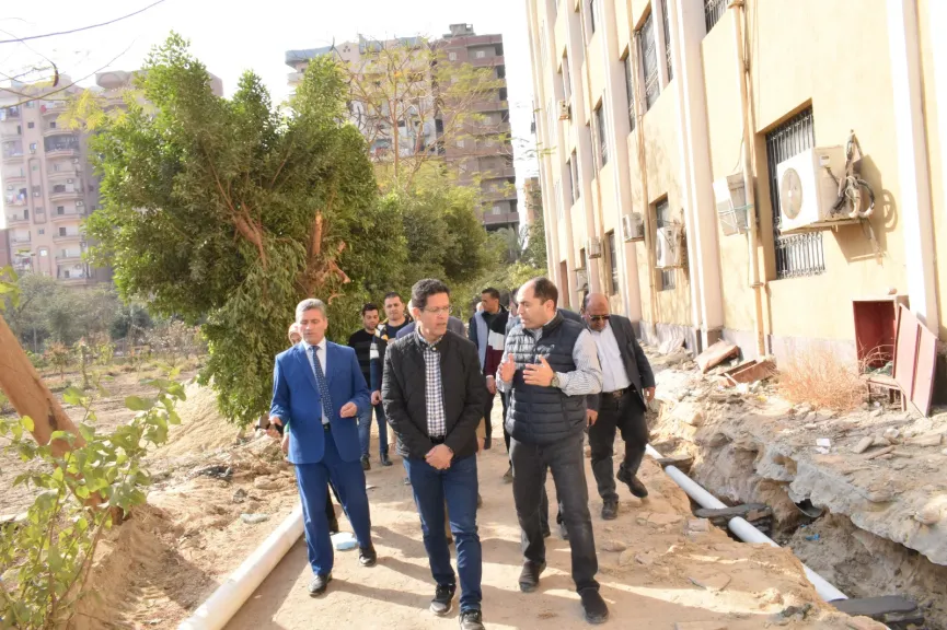 تشجير وتطوير وبناء.. جولة ميدانية لرئيس جامعة بنها داخل عدد من الكليات