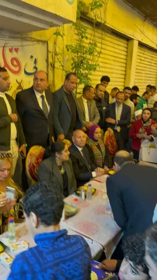 محافظ القاهرة يشارك أهالي المطرية إفطار رمضان