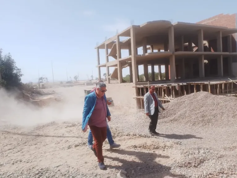 رئيس حي جنوب الغردقة  يزيل ”لبشة خرسانية” علي مساحة ٣٢٥ متر مربع مخالفة للقانون