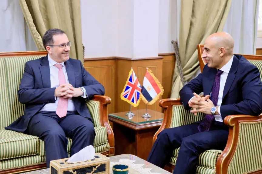 وزير التعليم يبحث مع السفير البريطاني التعاون في تطوير مناهج اللغة الإنجليزية وتدريب المعلمين