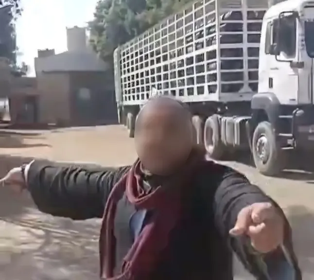 عشان صور فيديو.. القبض على شخصين في واقعة التعدي على مواطن داخل مستودع أنابيب بقنا