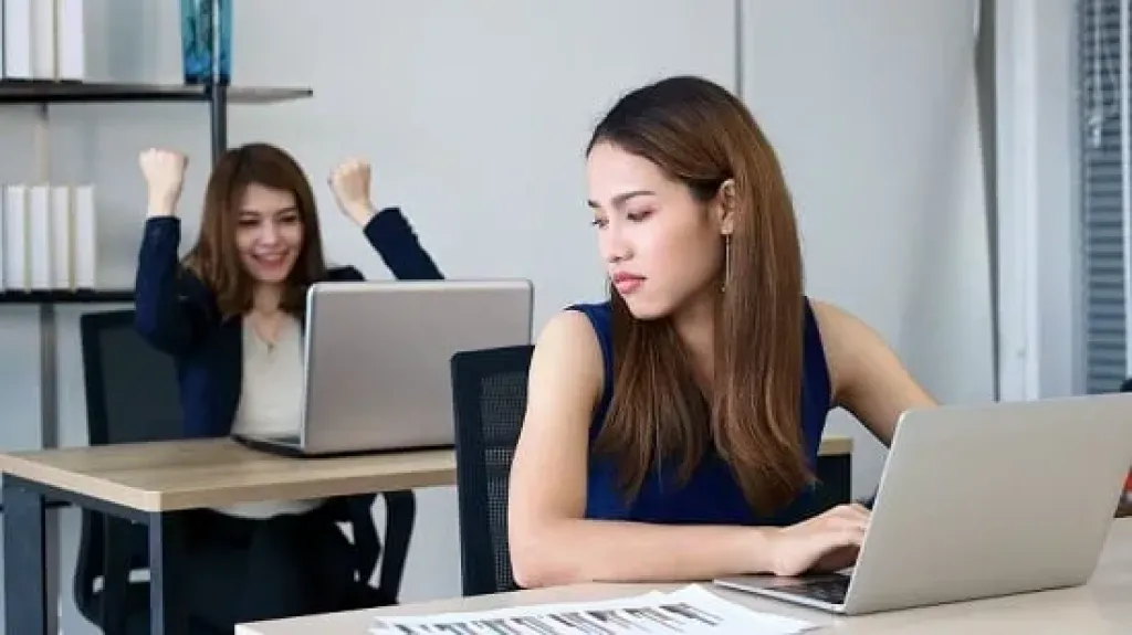 «حكاية نرجس».. كيف تتوقف عن مقارنة نفسك بالآخرين؟