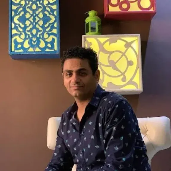 في الطريق بأمر الله.. كيف رد السيناريست محمد صلاح العزب حول جدل الأعلي مشاهده ؟