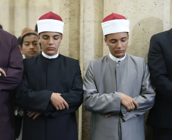 بتوجيهات الإمام الأكبر.. ”الحسن والحسين” أصغر إمامين في محراب الجامع الأزهر
