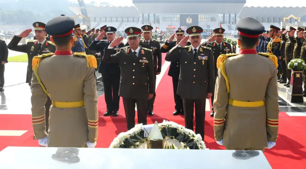 الرئيس ينيب وزير الدفاع لوضع إكليل من الزهور على النصب التذكارى لشهداء القوات المسلحة