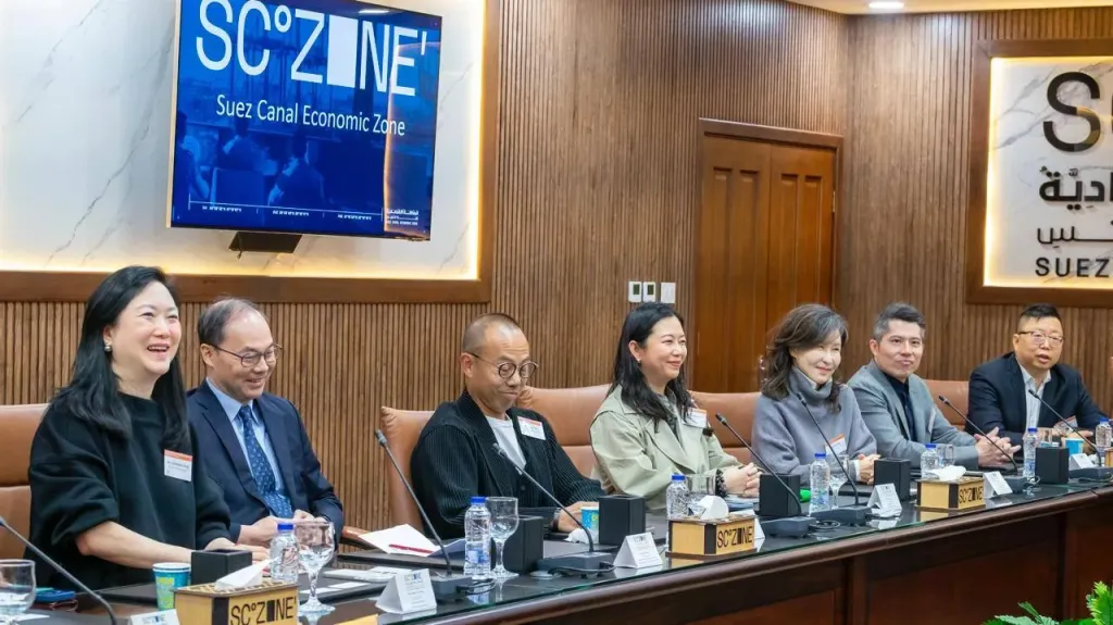 رئيس قناة السويس يستقبل وفدًا من هونج كونج لبحث فرص التعاون والاستثمار في قطاع الملابس والمنسوجات