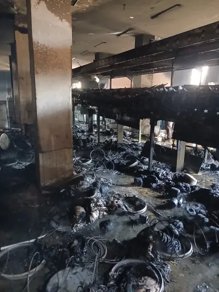 بـ4 سيارات إطفاء.. السيطرة علي حريق مصنع نسيج بشبرا الخيمة قبل امتداده