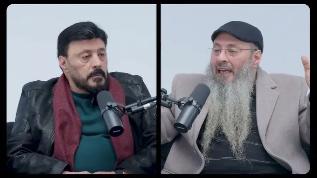 عمرو عبدالجليل لشقيقه أيمن في برنامج توأم رمضان: أنا بفتخر أنك أخويا