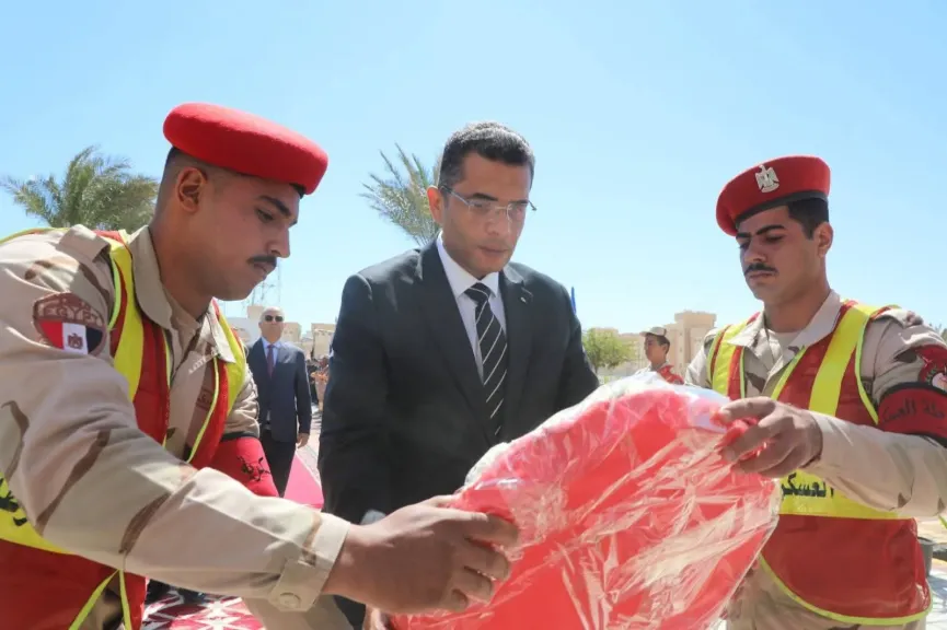 محافظ البحر الأحمر يضع اكليل الزهور علي النصب التذكاري للشهداء احتفالاً بذكري يوم الشهيد