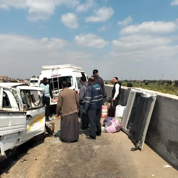 تصادم مروع على الطريق الحر ببنها.. إصابة 5 أشخاص في حادث ميكروباص ونقل