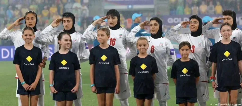 خوفًا من الاعتقال.. هروب 5 لاعبات من معسكر منتخب إيران للسيدات