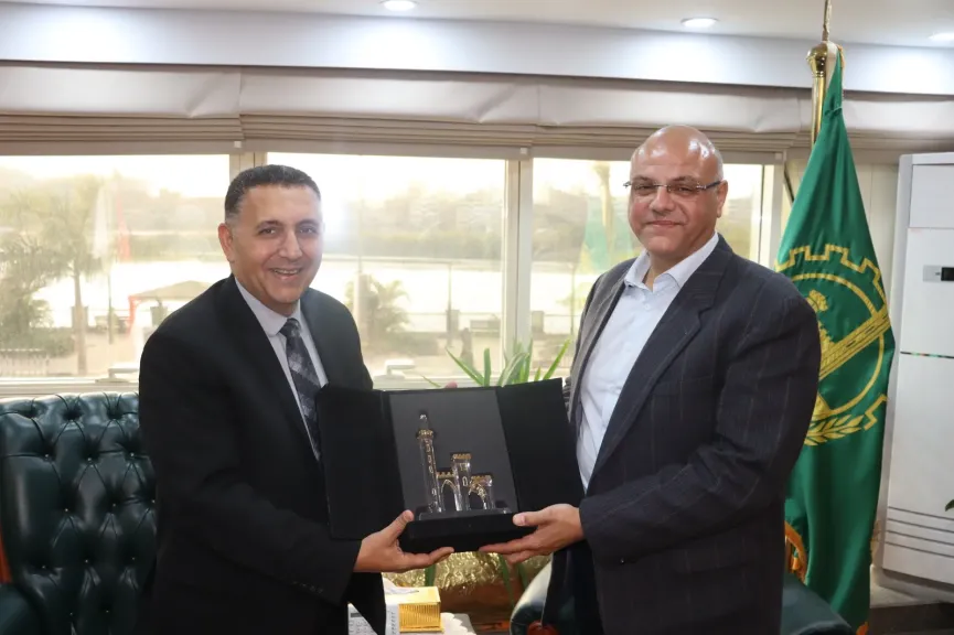 تقديرًا لعطائه وجهوده.. محافظ القليوبية يهدي درع المحافظة لمحافظها السابق